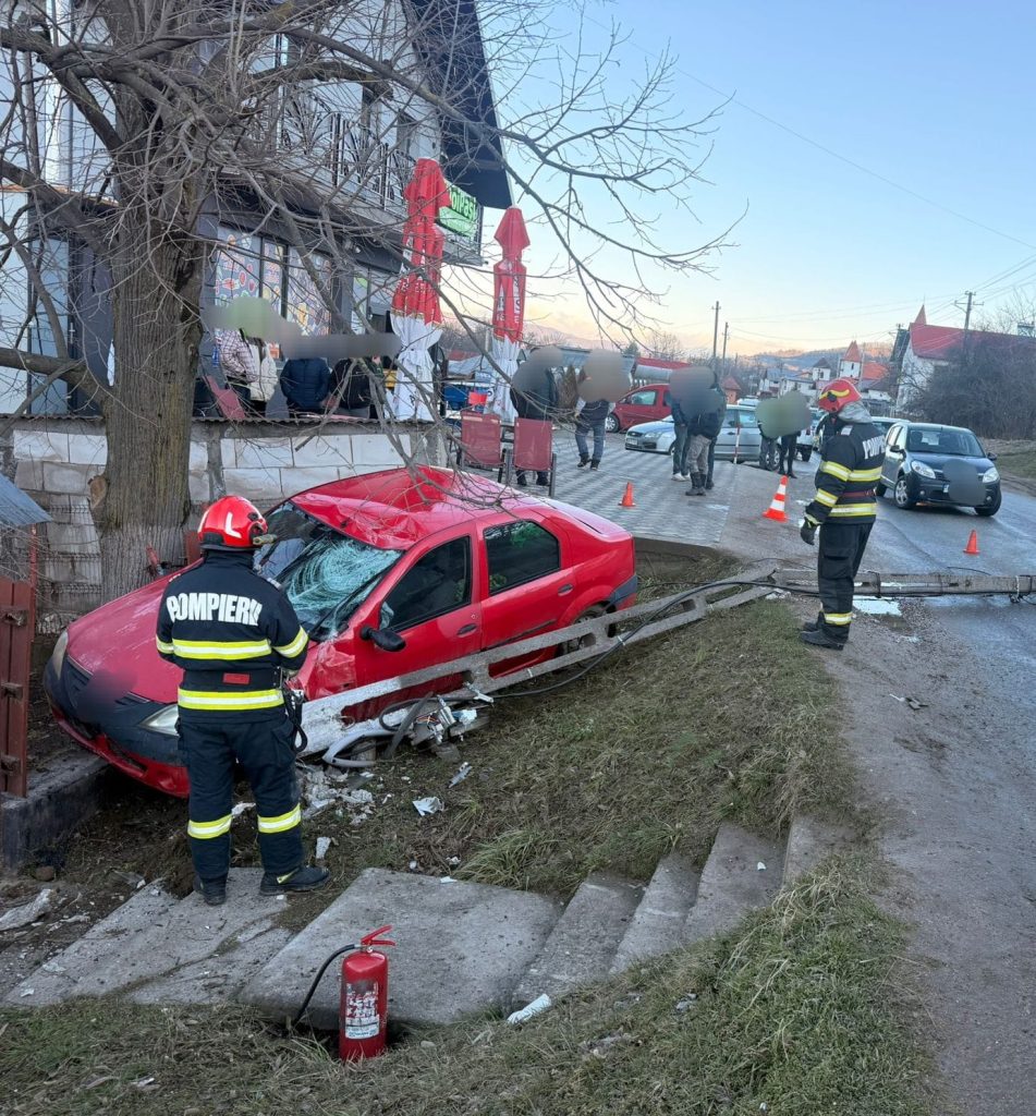 Accident grav în comuna Dârmănești: autoturismul a lovit un stâlp de electricitate