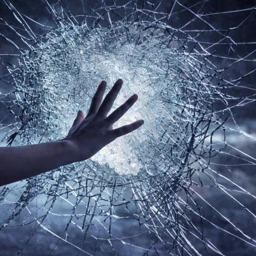 Alin Tișe dezvăluie adevăruri despre politicieni în textul „Țara Preacinstitilor”