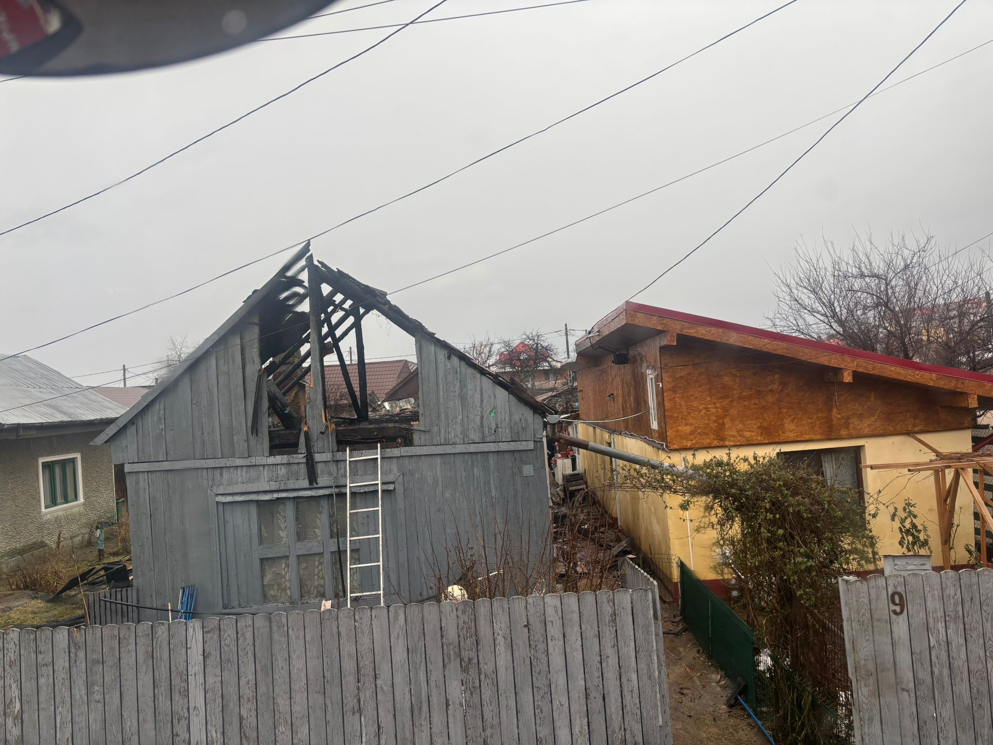 Femeie salvată dintr-o casă cuprinsă de incendiu în Piatra-Neamț
