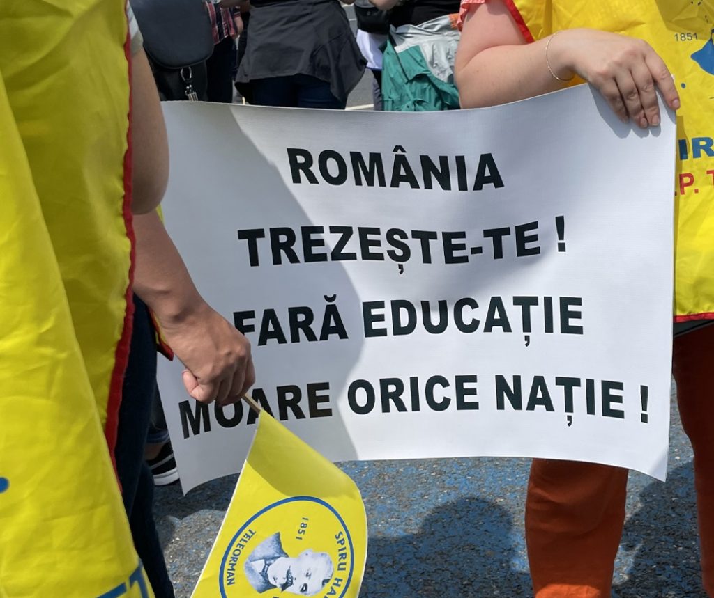 Protest masiv al profesorilor și studenților în fața Palatului Cotroceni