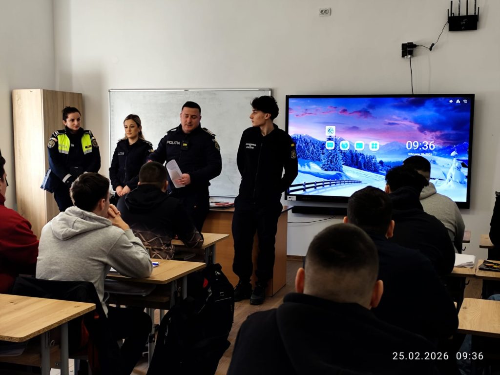 Polițiștii din Tismana informează tinerii despre violență