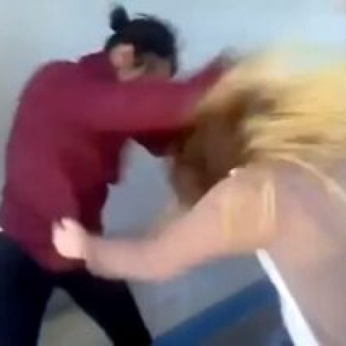 Profesor şi profesoară de sport din Prahova, implicaţi într-un scandal violent în şcoală. Ambii titulari amendaţi de Poliţie pentru tulburarea ordinii publice