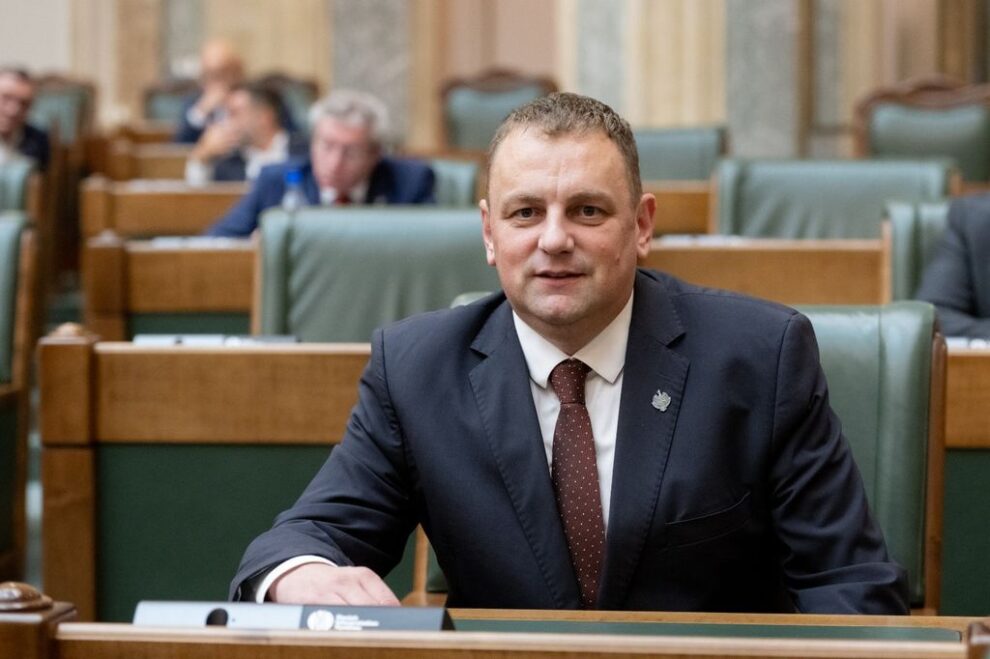 Senatorul propune cinci soluții pentru România pe Facebook