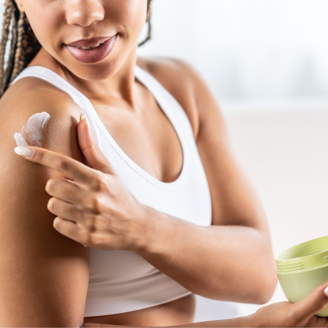 Ce este keratoza pilaris? Un dermatolog explică cum să o identifici și să o tratezi