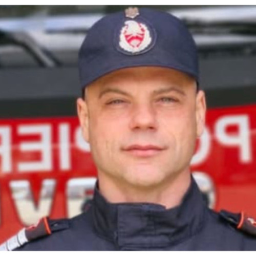 Un pompier din Piatra-Neamț salvează o femeie din flăcări