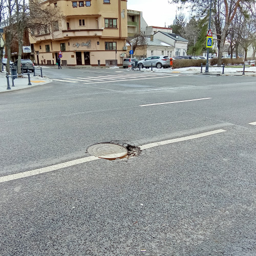 Gravitatea stării asfaltului de pe strada Domnească îngrijorează localnicii