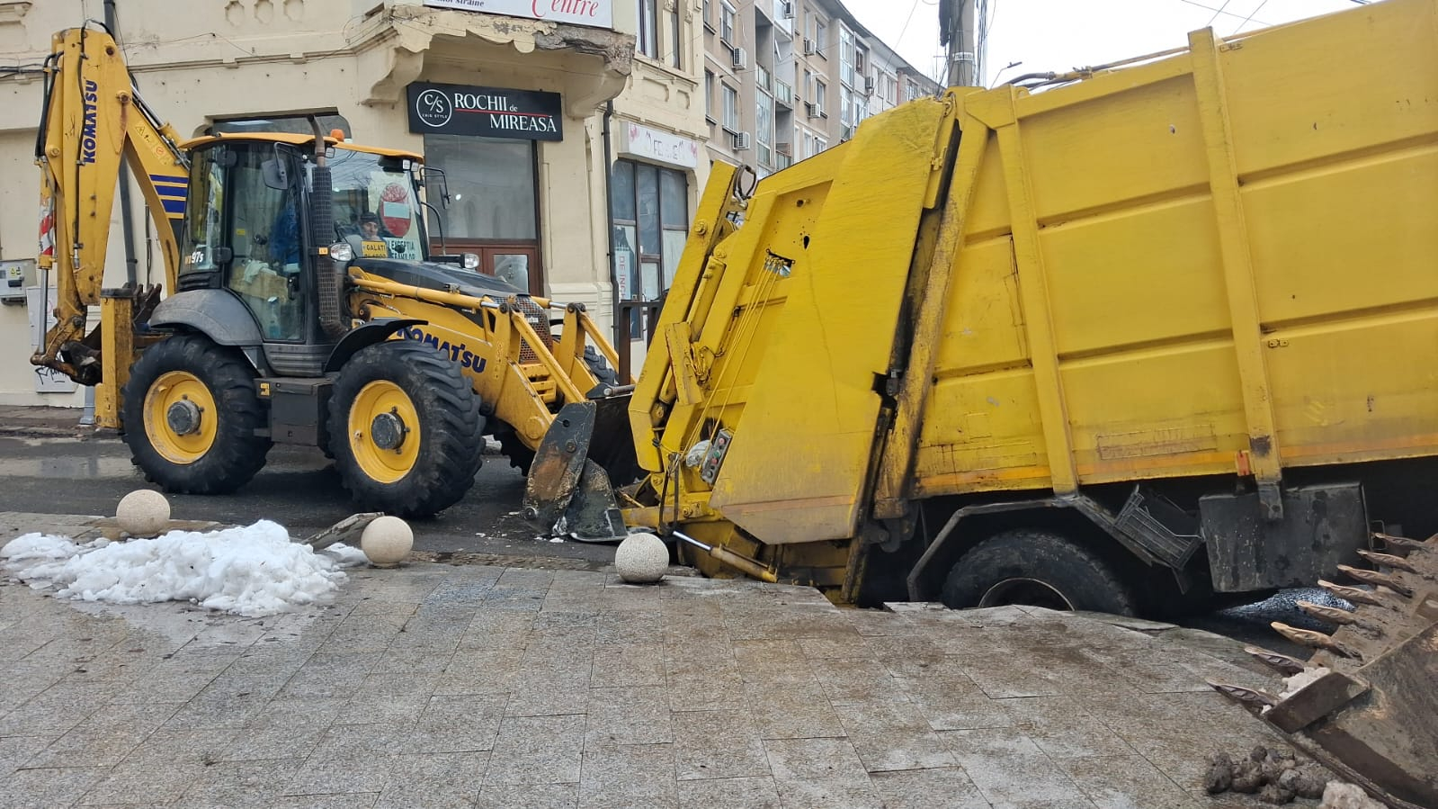Accident de teren în Galați: o autoutilitară Ecosal a rămas captivă în asfalt