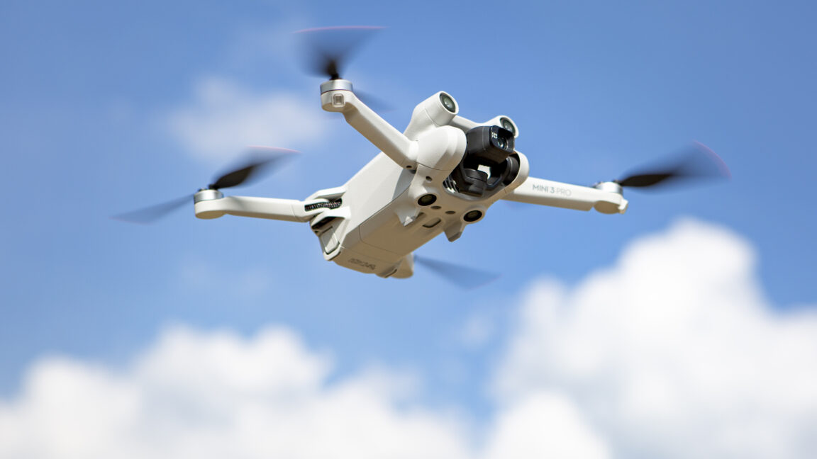 DJI dă în judecată FCC pentru restricții „neglijente” asupra dronelor sale