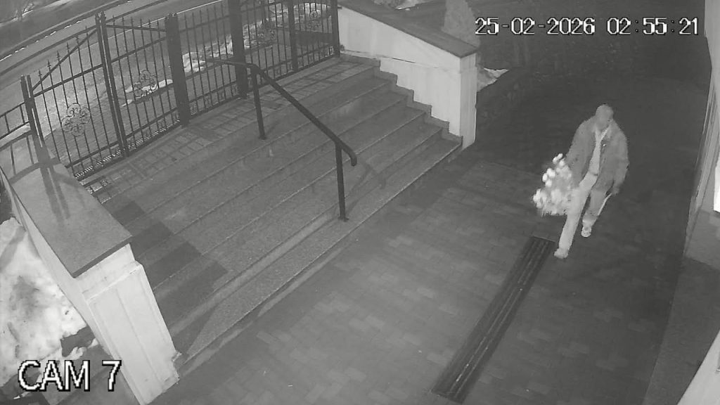 Un individ fură flori din curtea unei biserici în miez de noapte