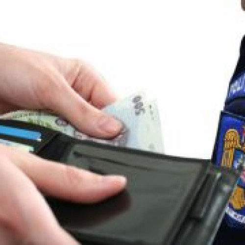 Bărbat arestat pentru tentativa de mituire a un polițist din Brașov, în urma unei acțiuni de flagrant în comuna Timișu de Sus