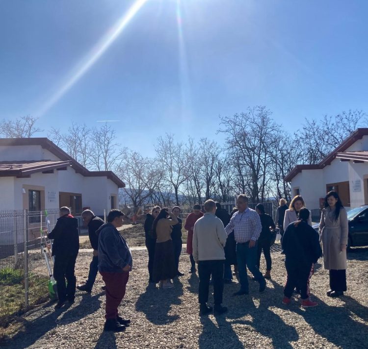 Persoane cu dizabilități relocate în locuințe protejate din Mireșu Mare