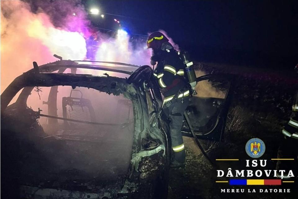 Incendiu la un autoturism în localitatea Voia, Dâmbovița