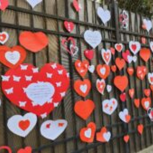 Elevii mărșăluiesc în cinstea mamelor, din ciclul primar - GALERIE FOTO