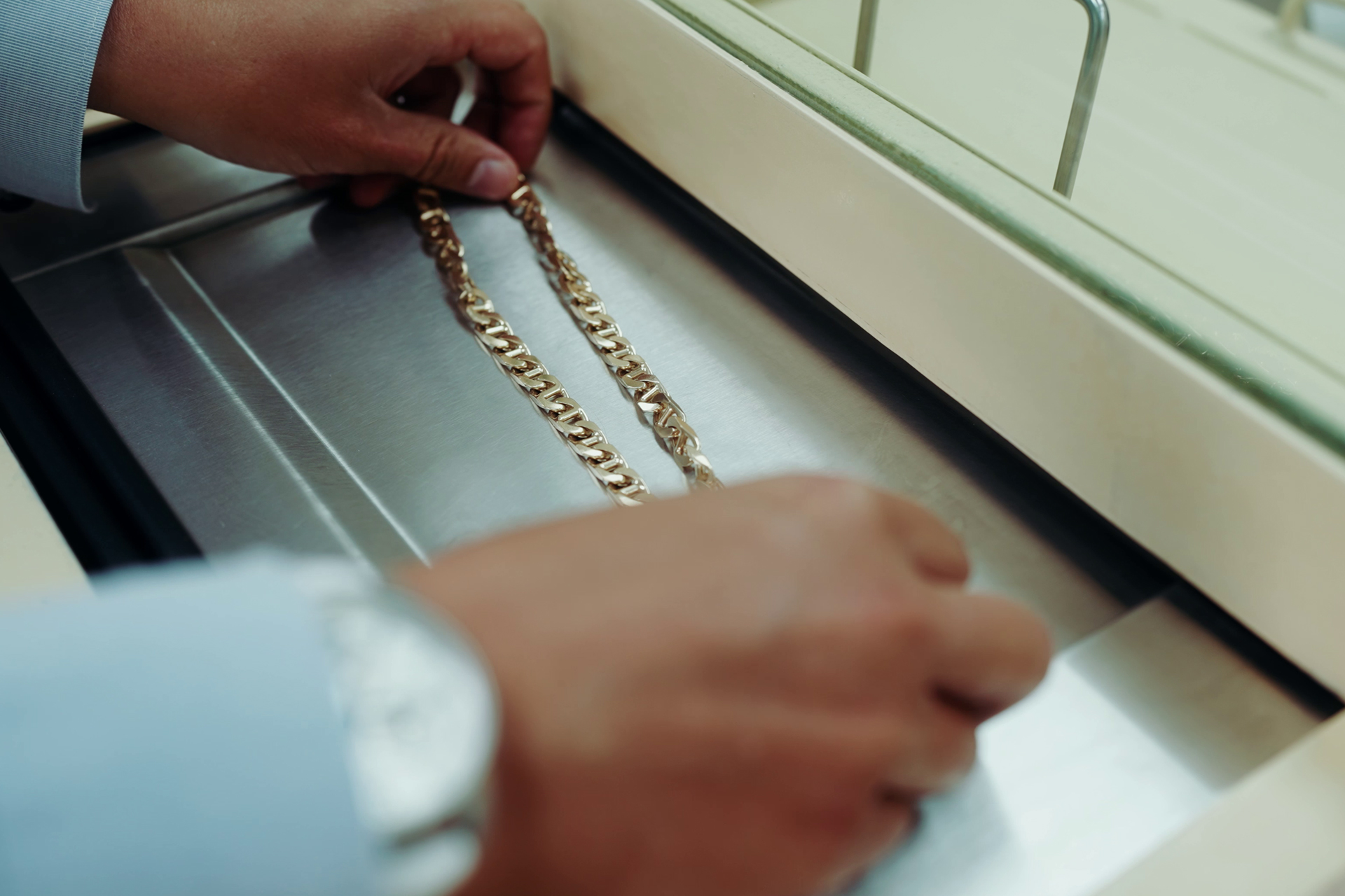 Bărbat din Iași acuză amanetul de practici comerciale înșelătoare