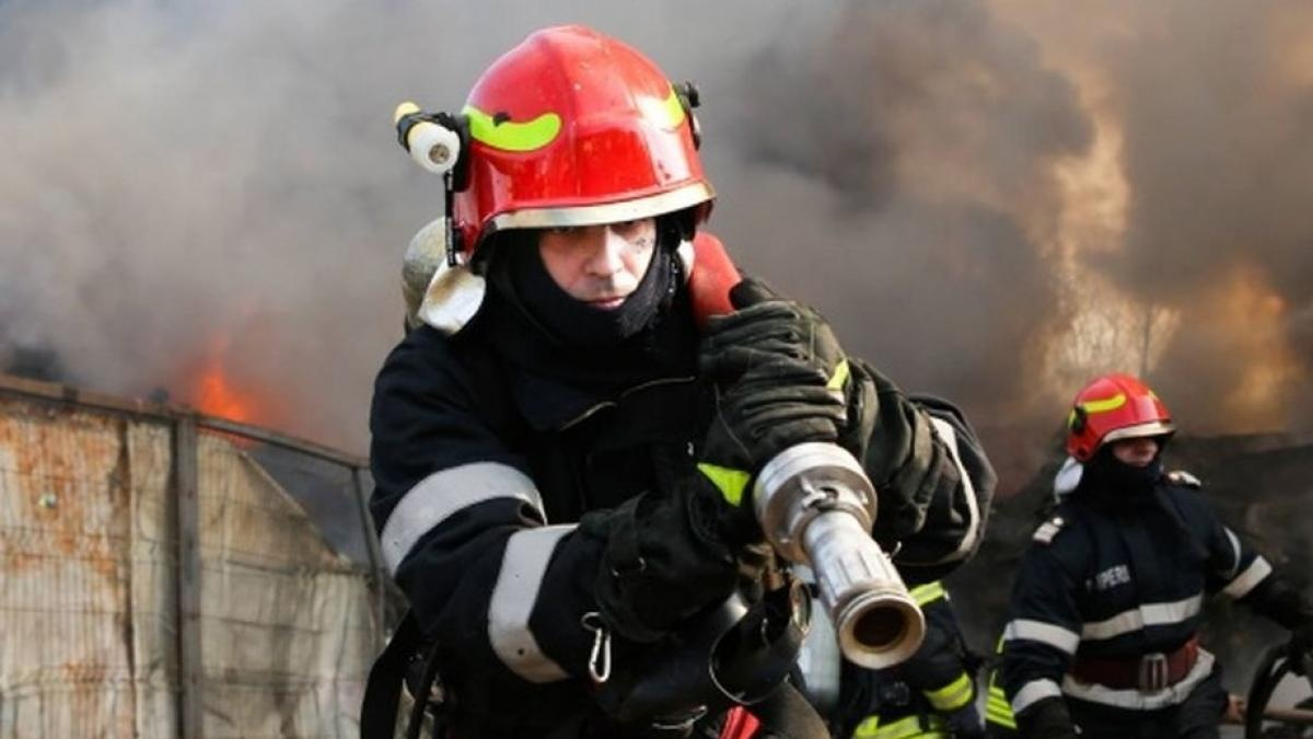 Incendiu la o vulcanizare din Gara Berheci, trei persoane rănite