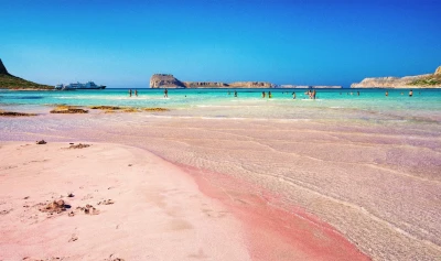 Plaja Elafonisi din Creta, destinație de top pentru turiști în 2026