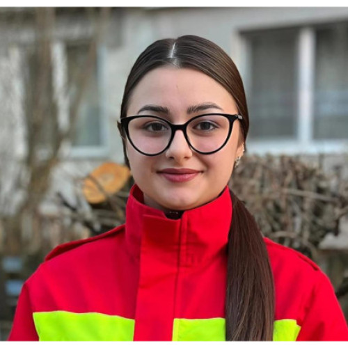 O tânără din Baia Mare salvează un bărbat căzut inconștient pe stradă