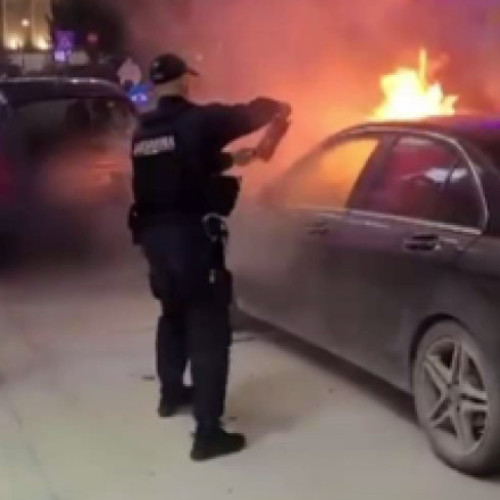 Mașină în flăcări pe o stradă din Arad, șoferul s-a salvat