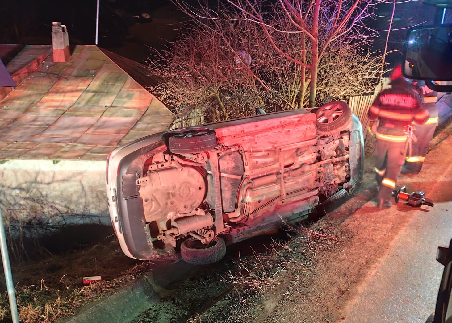 Accident rutier în Curtești: O mașină s-a răsturnat, dar nu sunt victime