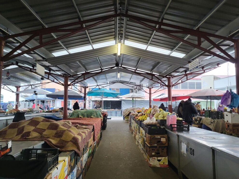 Primarul anunță modernizarea pieței cu mese inteligente și demolarea chioșcurilor