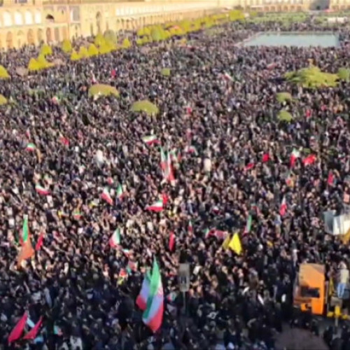 Teheranul sub teroare: Mii de oameni protestează după moartea lui Ali Khamenei