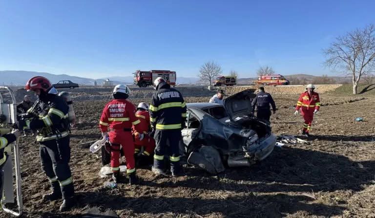 Accident rutier la Teleac: o persoană blocată în autoturism