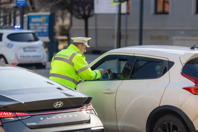 Polițiștii locali din Cluj-Napoca oferă mărțișoare de 1 Martie