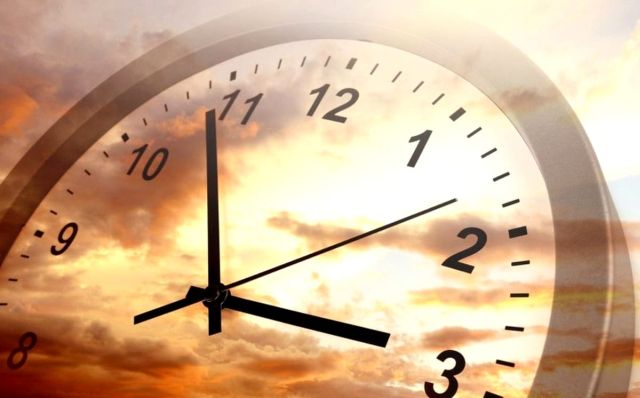 România trece la ora de vară în 2026, aducând zile mai lungi