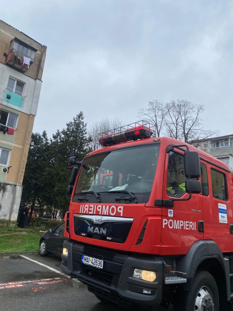 Incendiu într-un bloc din Turnu Măgurele, zece persoane evacuate