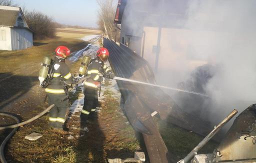 Accident rutier în Neamț: Mașină în flăcări, două femei rănite