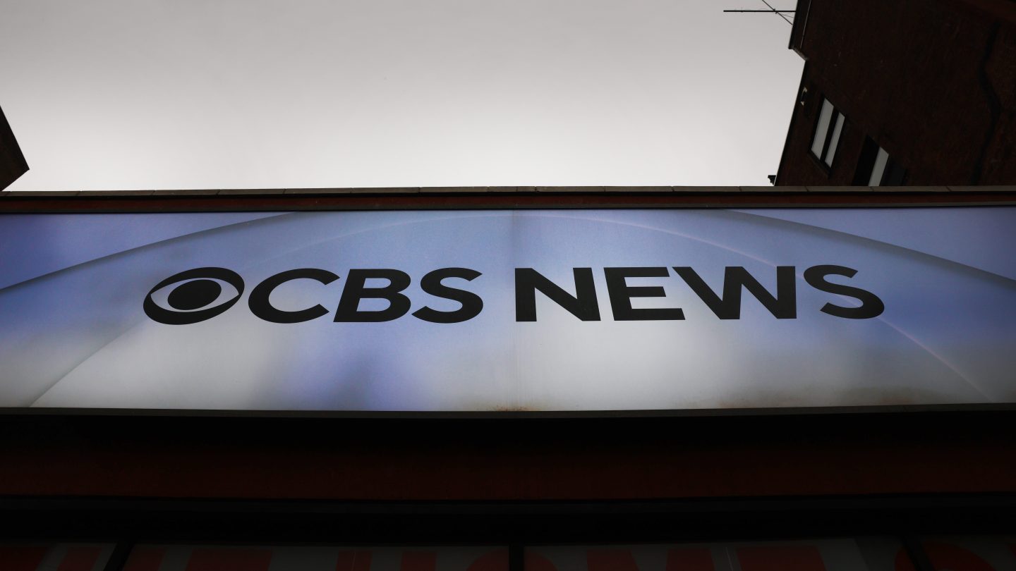Producătoarea veterană a CBS News părăsește compania, invocând agenda politică a conducerii