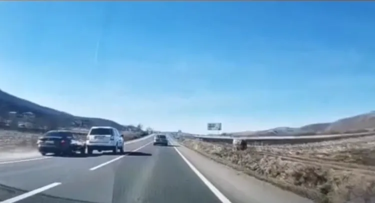 Incident periculos pe drumul Gilău-Căpușu Mare, surprins în trafic
