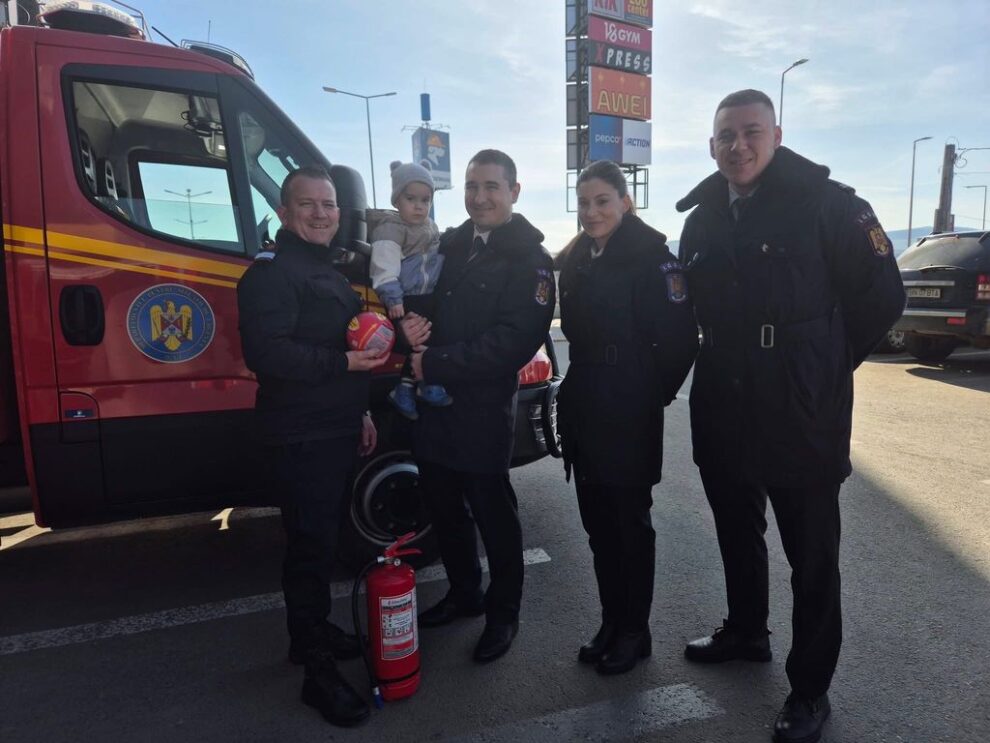 Întâlnire emoționantă între copii și pompieri, un exemplu de curaj și solidaritate