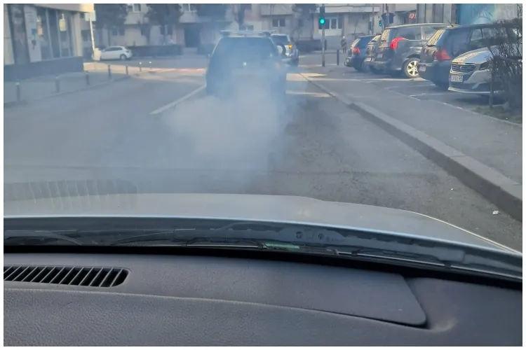 Poluare alarmantă surprinsă în Cluj-Napoca: o mașină emite fum dens