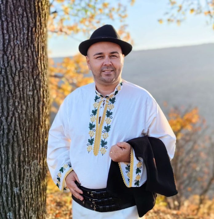 Alin Stoica, solist popular din Vrancea, își promovează melodiile dedicate tradițiilor locale