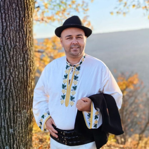 Alin Stoica, solist popular din Vrancea, își promovează melodiile dedicate tradițiilor locale