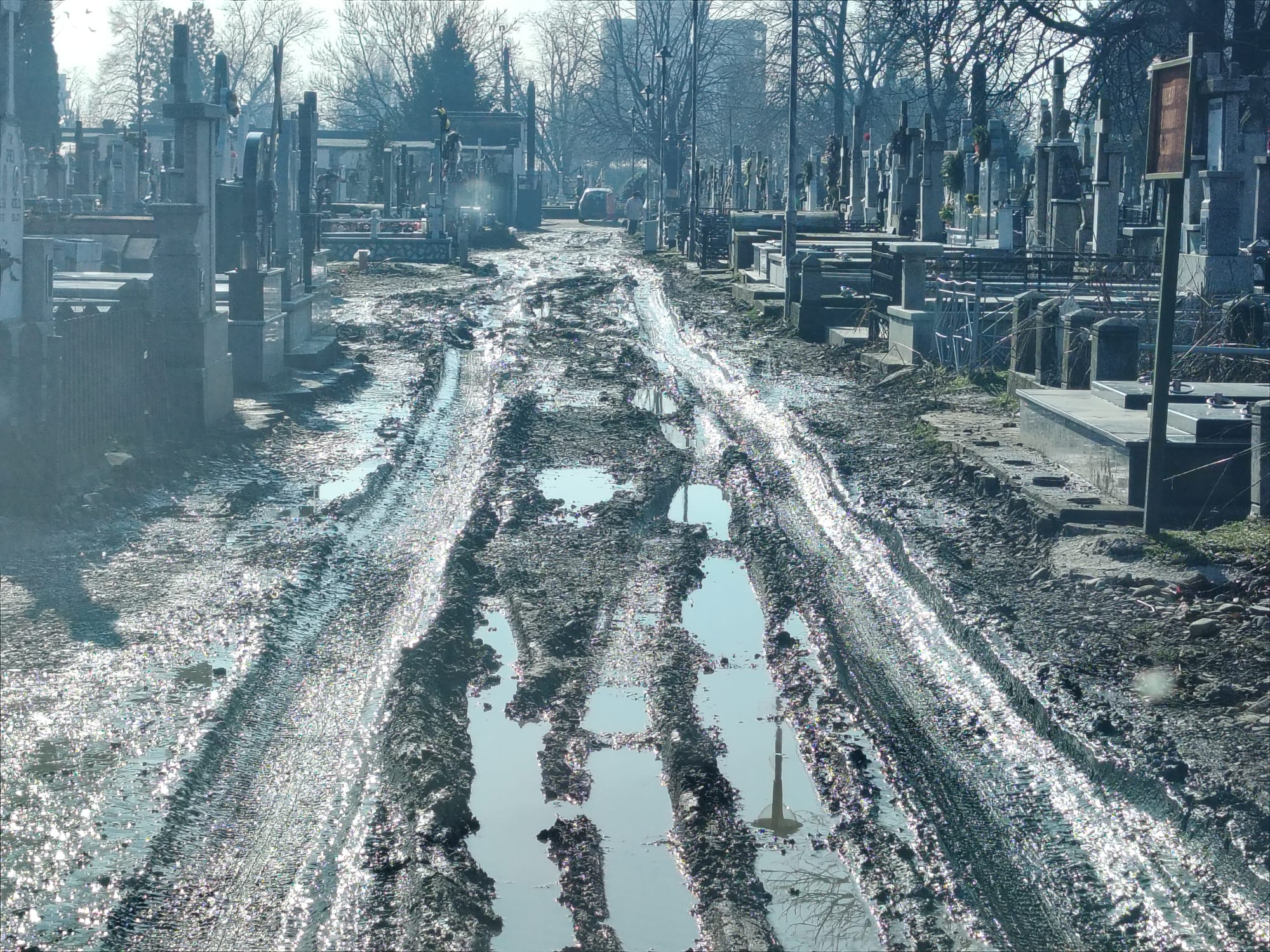 Cimitirul „Eternitatea” din Galați în stare critică: aleile greu accesibile