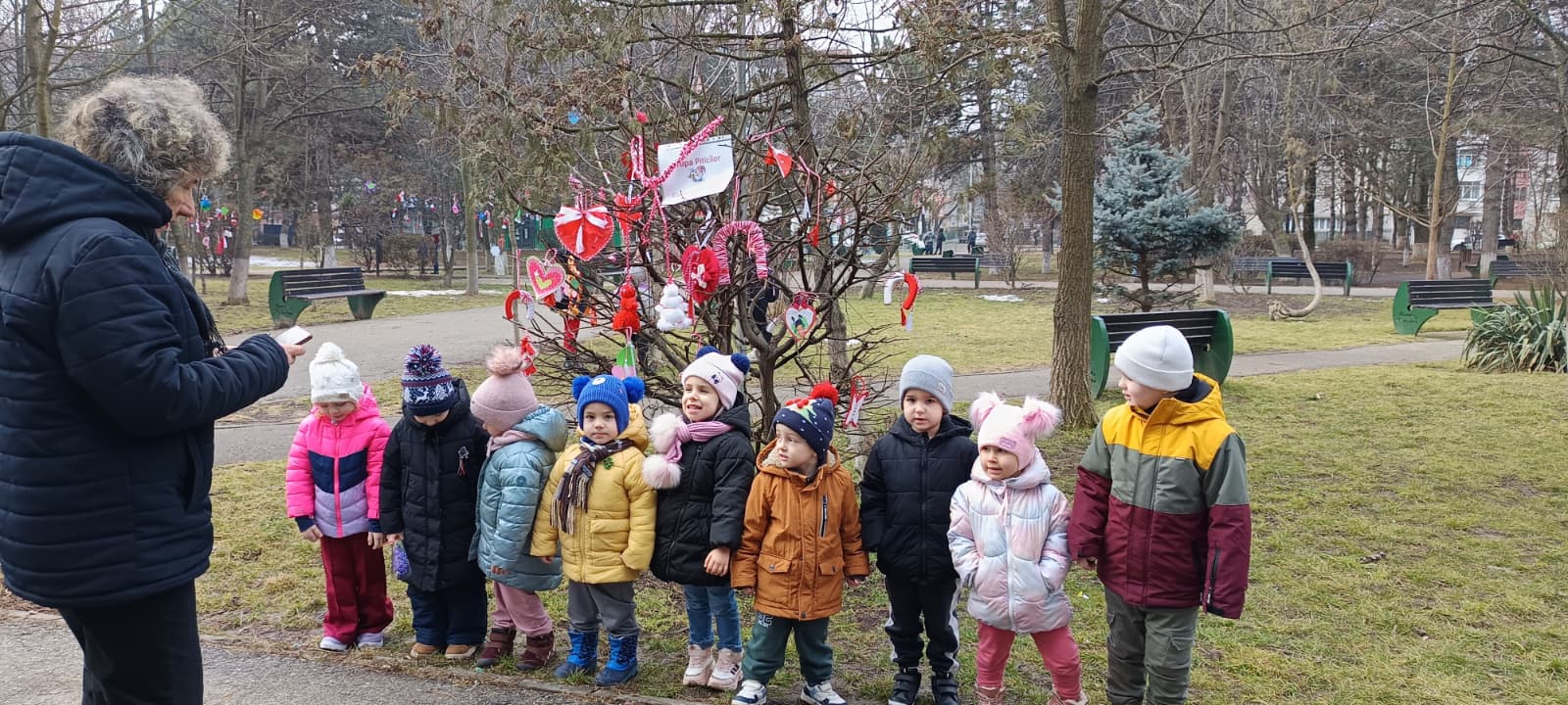 Copiii din Botoșani sărbătoresc primăvara cu mărțișoare în Parcul Curcubeului