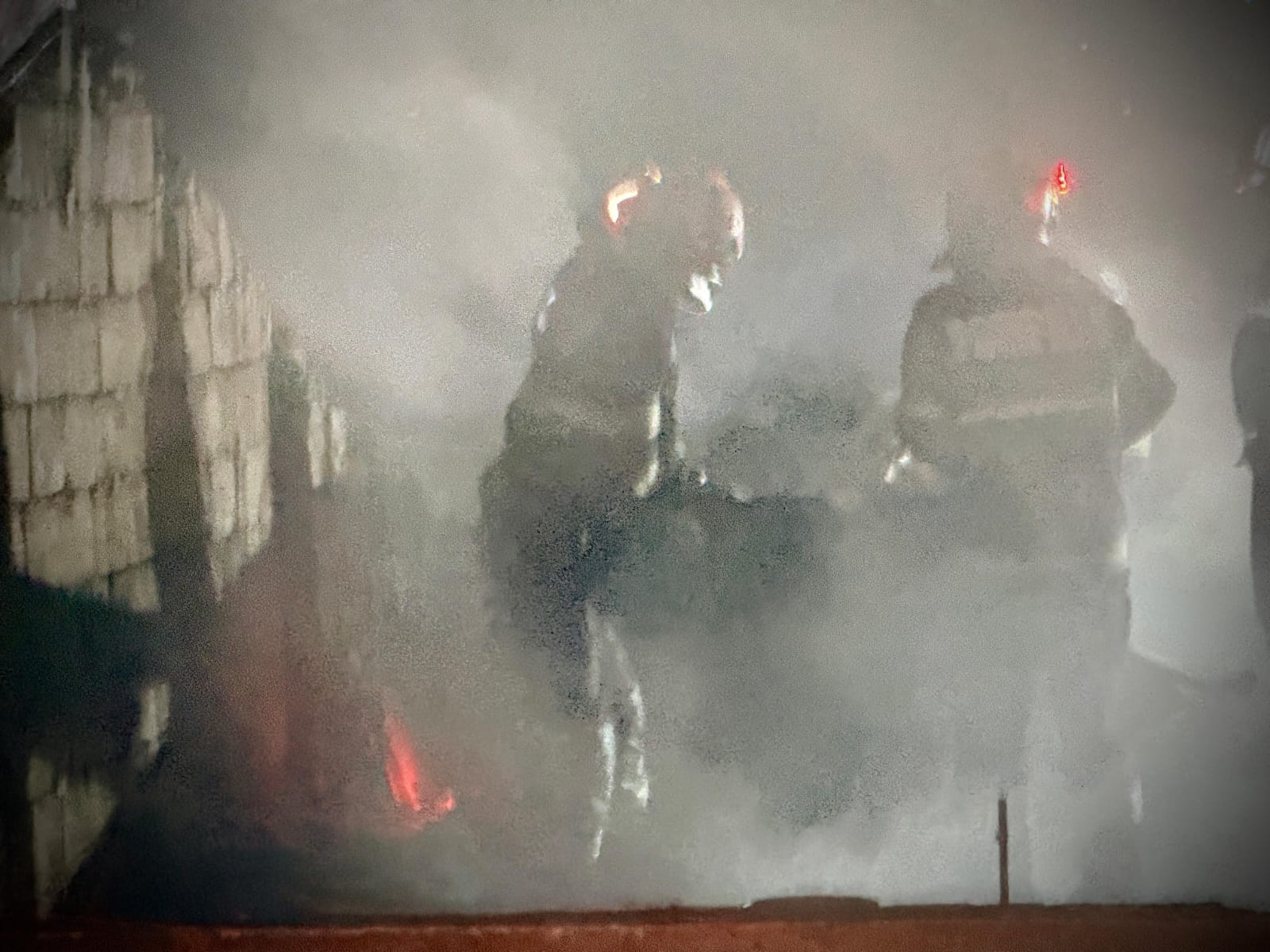 Incendiu devastator în Săveni: o femeie a suferit arsuri ușoare