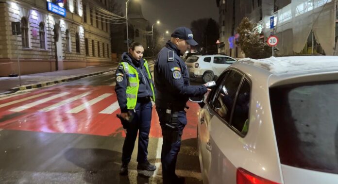 Trei bărbați fără permis, prinși conducând pe rând o mașină, în Gura Humorului