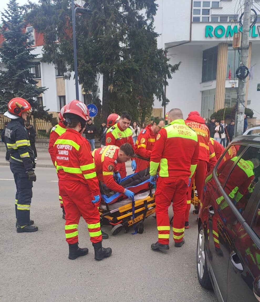 Pacientă de 17 ani transportată la spital după un accident pe motocicletă