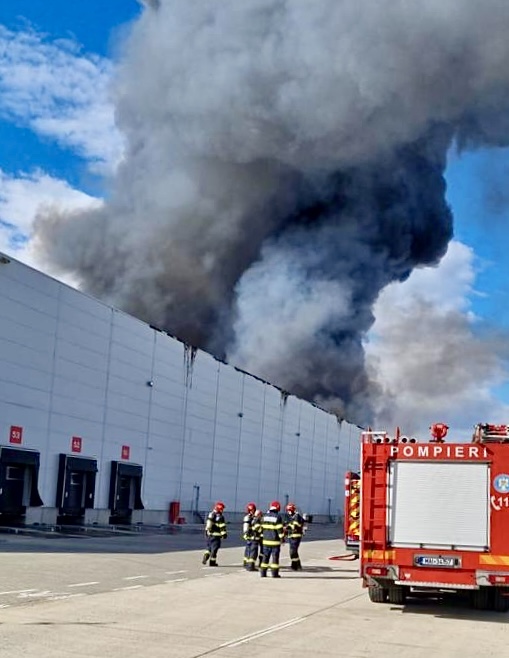 Incendiu major la un operator economic din Ștefănești