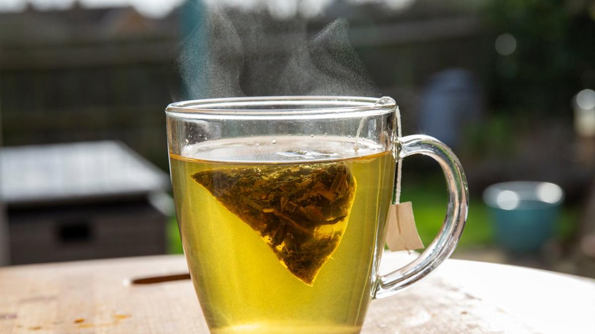 Am băut ceai verde în fiecare zi timp de o săptămână, iată ce s-a întâmplat cu corpul meu