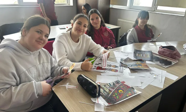 Elevii din Gălbinași creează o carte digitală despre costumul popular românesc