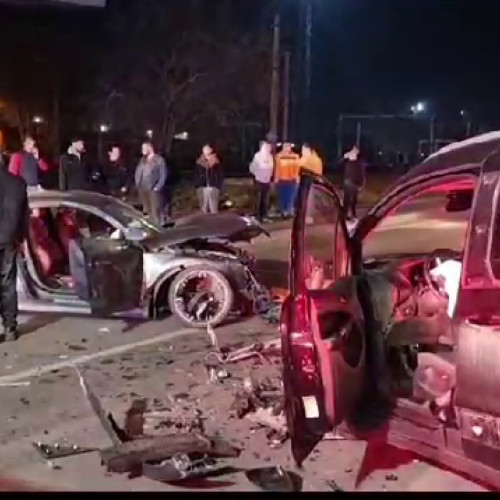 Accident rutier grav cu doi răniți în zona Gării Burdujeni din Suceava

"Accident rutier grav în Suceava: Doi răniți după o coliziune între două mașini în zona Gării Burdujeni, intervenție de urgență a echipajelor de salvare