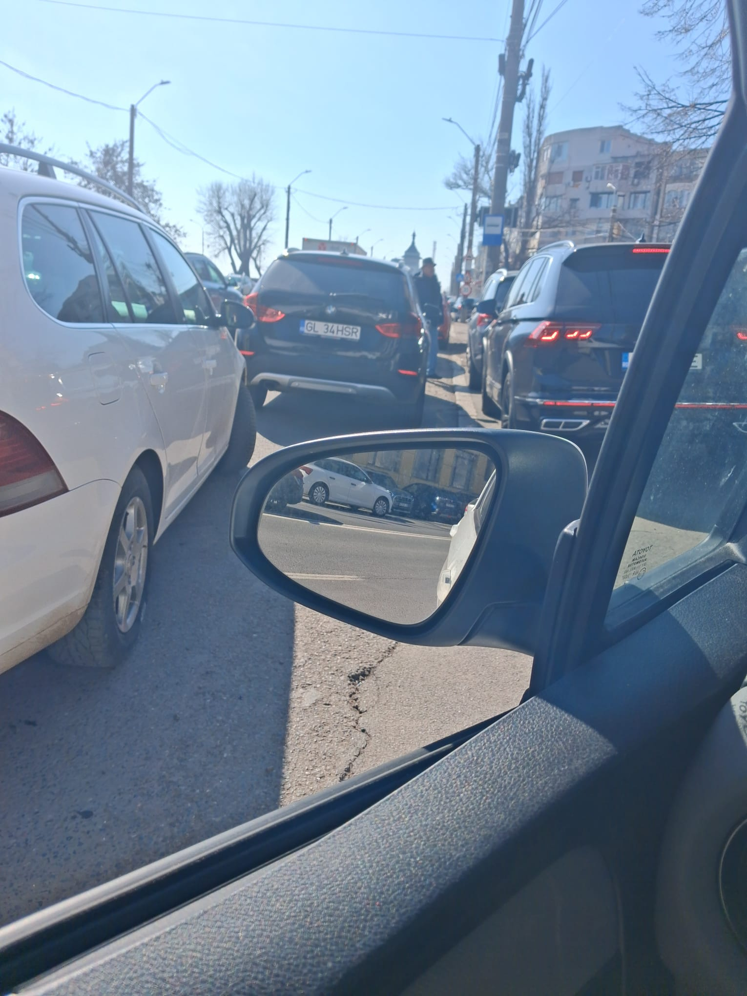 Aglomerarea de pe Strada Portului creează haos în fața școlilor