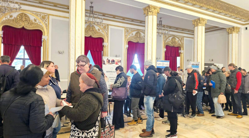 Bursa Mărțișorului atrage mii de participanți la Hunedoara