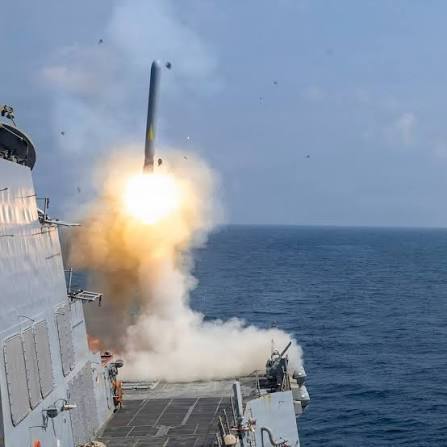 Submarin american scufundă fregata iraniană Dena în Oceanul Indian