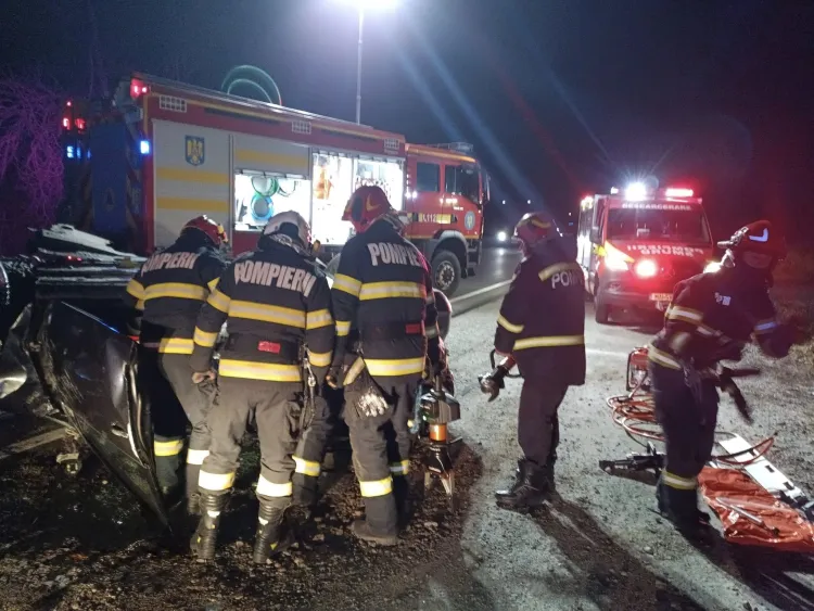 Accident grav pe drumul Cluj-Napoca - Oradea, două persoane încarcerate