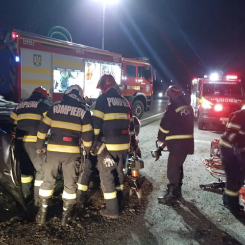 Accident grav pe drumul Cluj-Napoca - Oradea, două persoane încarcerate